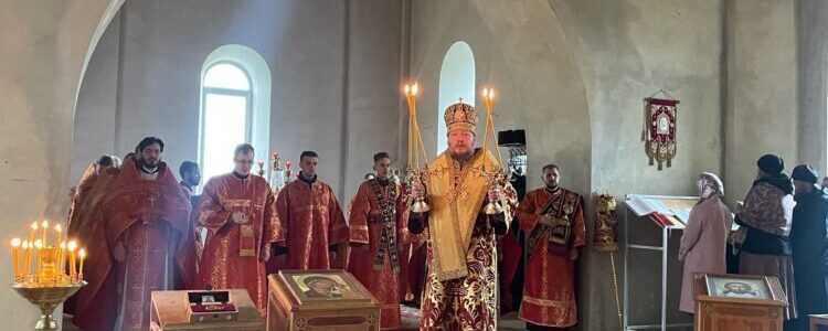 Епископ Викентий совершил Литургию в Воскресенском мужском монастыре